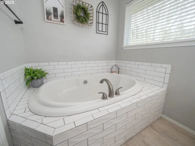 $590,000 | 986 Southwest Tomahawk Place, Dundee, OR 97115