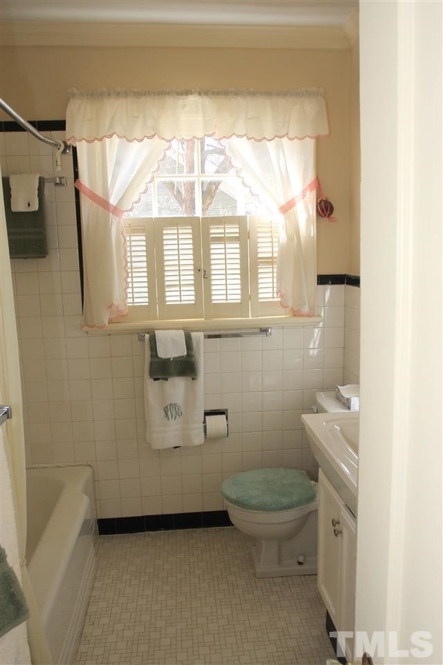 3117 Georgian Terrace Raleigh, NC 27607 - Photo 14 of 25 a bathroom with a toilet a sink and a bathtub