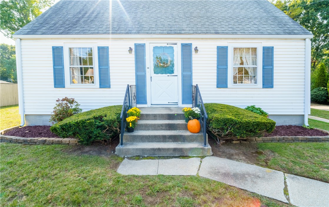 35 Nausauket Road Warwick, RI 02886 - Photo 3 of 26 Gallery Image 3