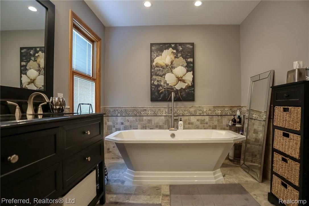 47008 Mornington Road Canton, MI 48188 - Photo 33 of 52 33IMG_2086.jpg