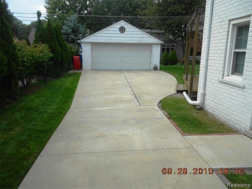 19987 Holiday Grosse Pointe, MI 48236 - Photo 6 of 35 009.JPG