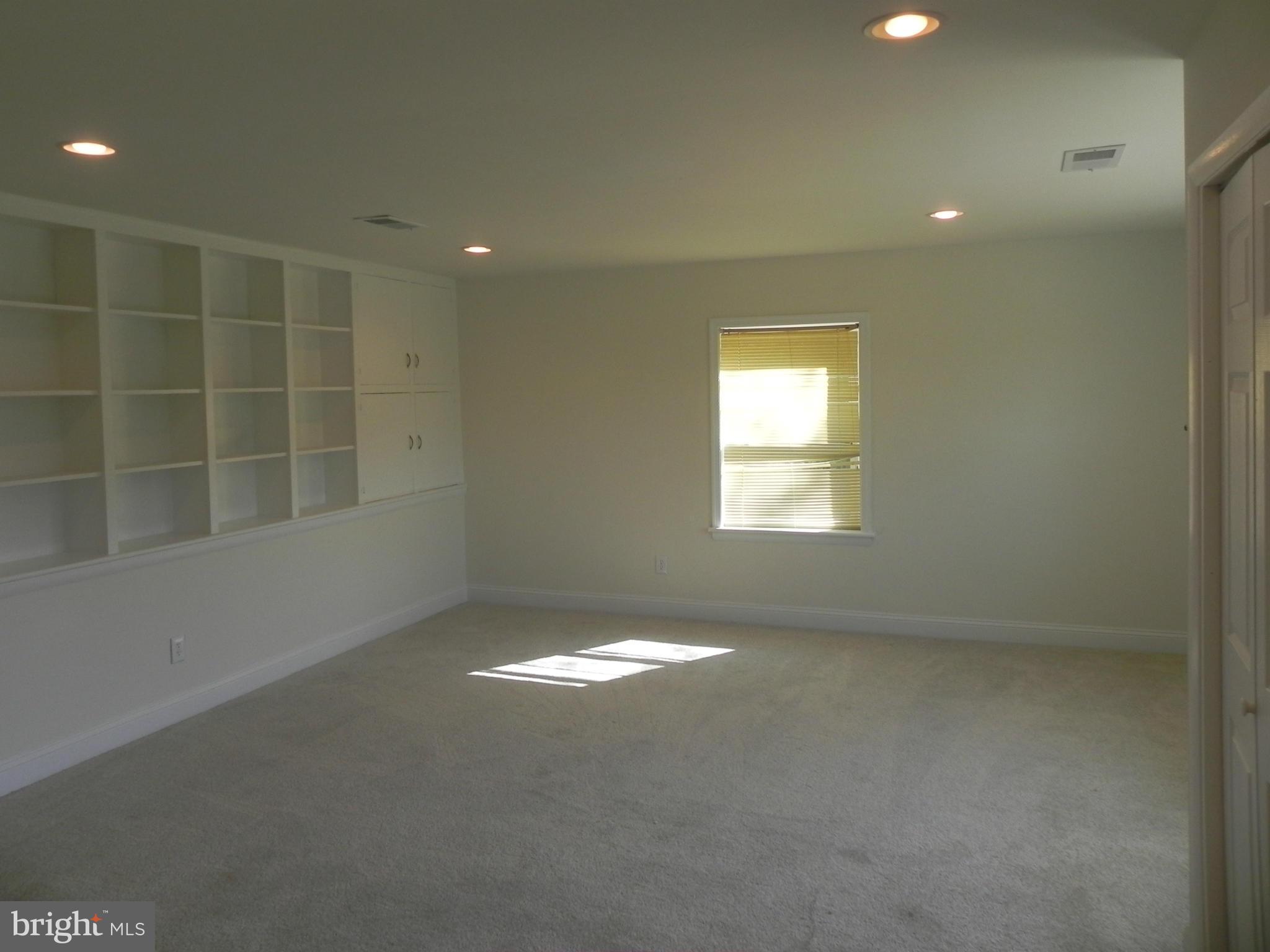10320 Rogues Road Midland, VA 22728 - Photo 17 of 30 Living Room