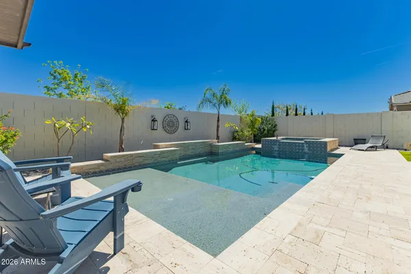 a view of a backyard