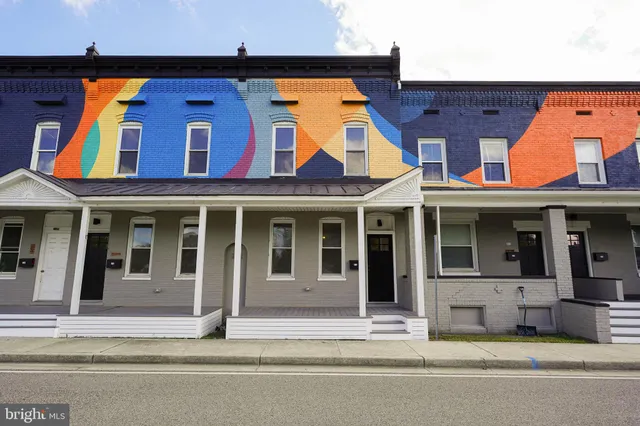 a building that has a lots of windows on it