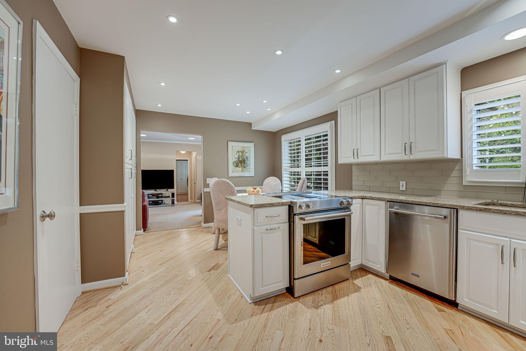 17 Lamp Post Court Potomac, MD 20854 - Photo 3 of 36