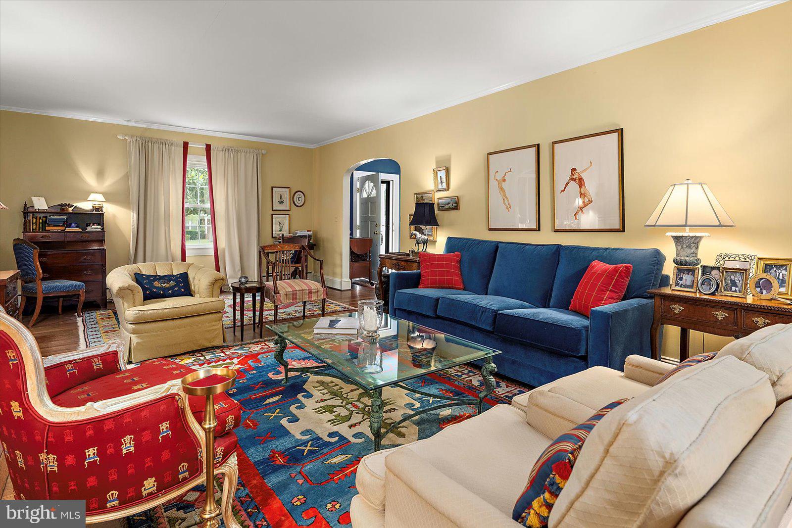 921 Riverside Drive Salisbury, MD 21801 - Photo 8 of 62 a living room with furniture and a lamp