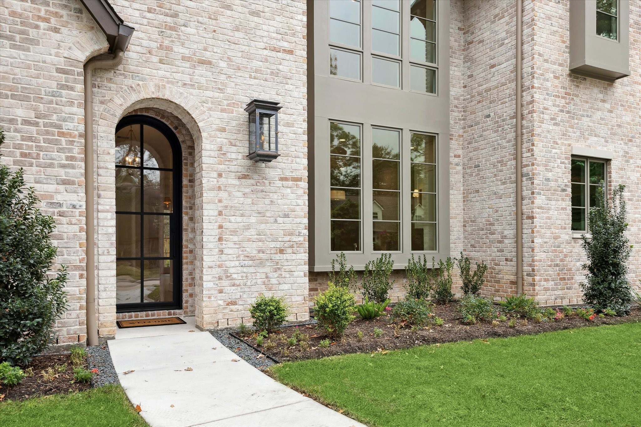 13023 Taylorcrest Road Houston, TX 77079 - Photo 4 of 49 a front view of a house with garden