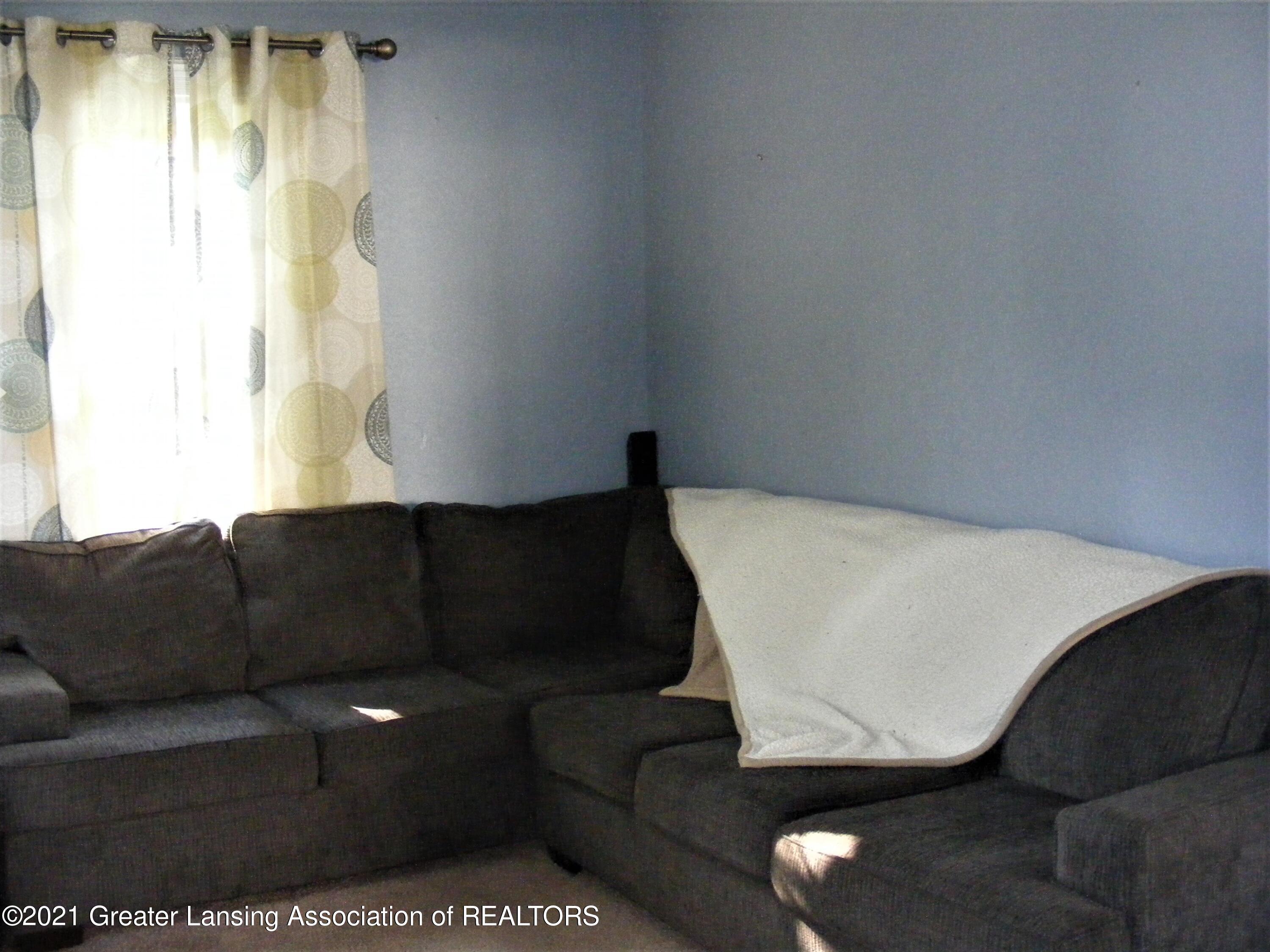 306 Dexter Road Eaton Rapids, MI 48827 - Photo 29 of 37 living1
