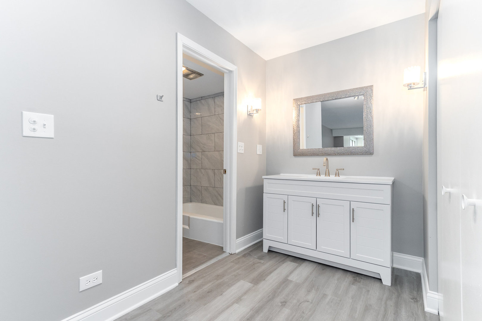 470 Raintree Court, Unit 2H Glen Ellyn, IL 60137 - Photo 11 of 22 a bathroom with a sink a mirror and a shower