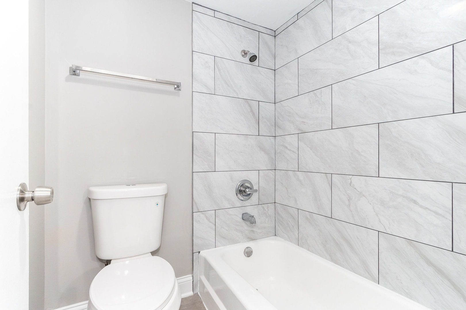470 Raintree Court, Unit 2H Glen Ellyn, IL 60137 - Photo 12 of 22 a bathroom with a toilet and bathtub