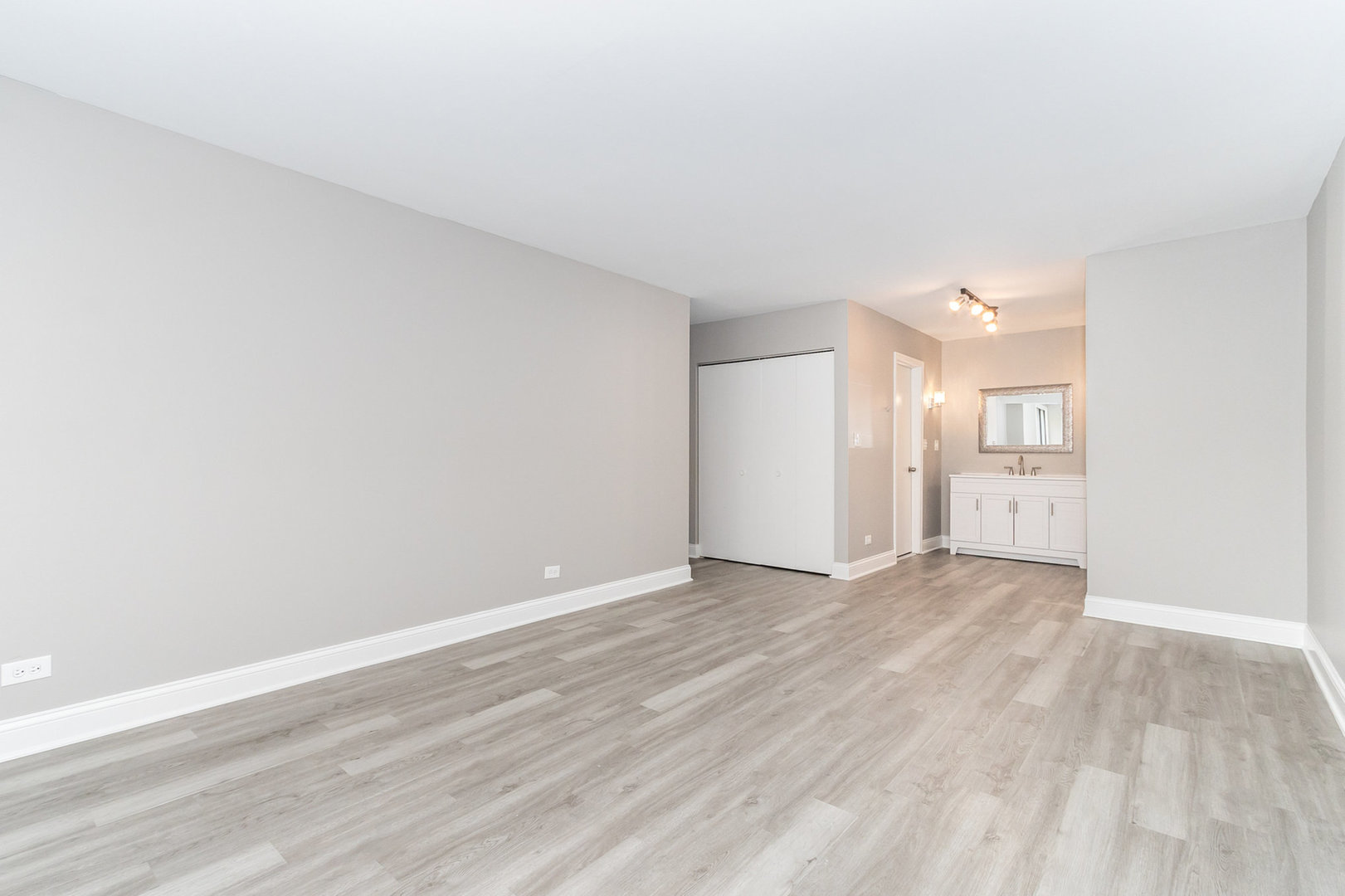 470 Raintree Court, Unit 2H Glen Ellyn, IL 60137 - Photo 13 of 22 a view of an empty room and wooden floor
