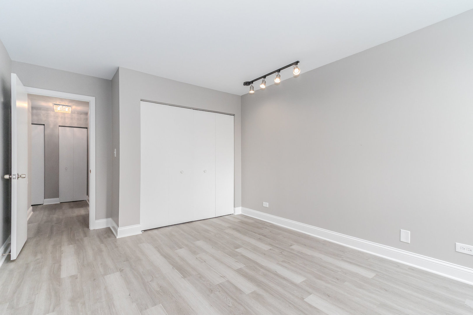 470 Raintree Court, Unit 2H Glen Ellyn, IL 60137 - Photo 17 of 22 a view of empty room with wooden floor