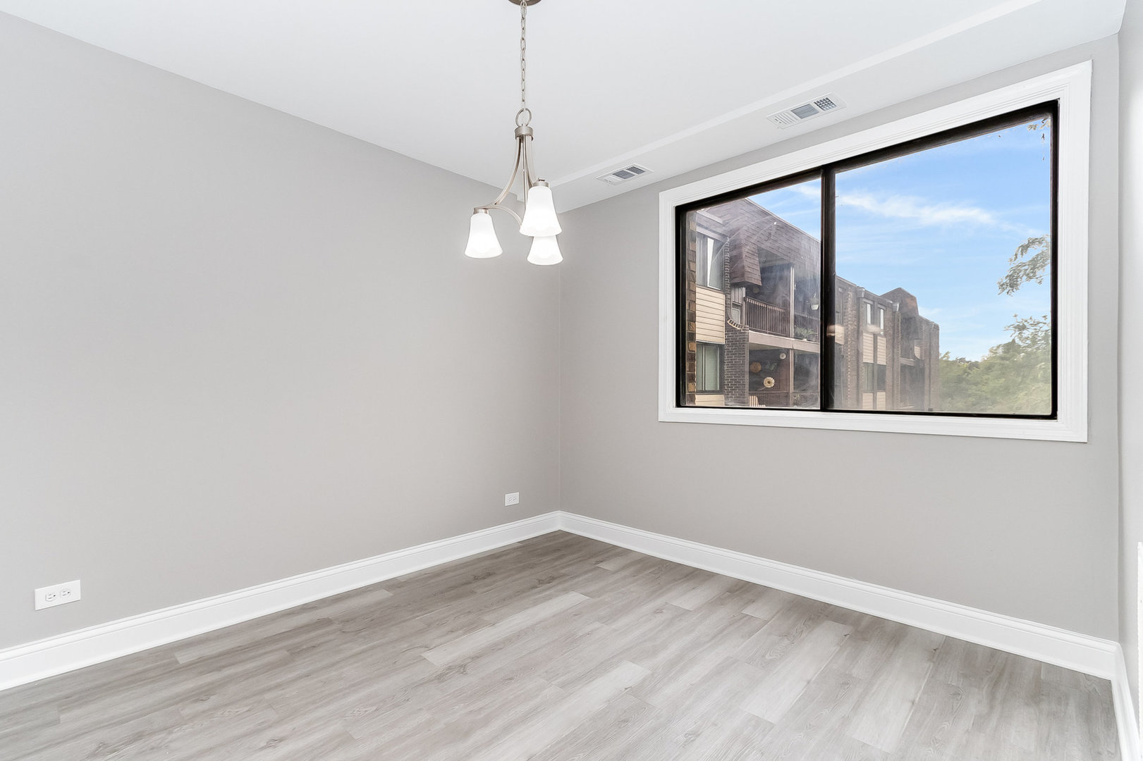 470 Raintree Court, Unit 2H Glen Ellyn, IL 60137 - Photo 5 of 22 a view of empty room with window