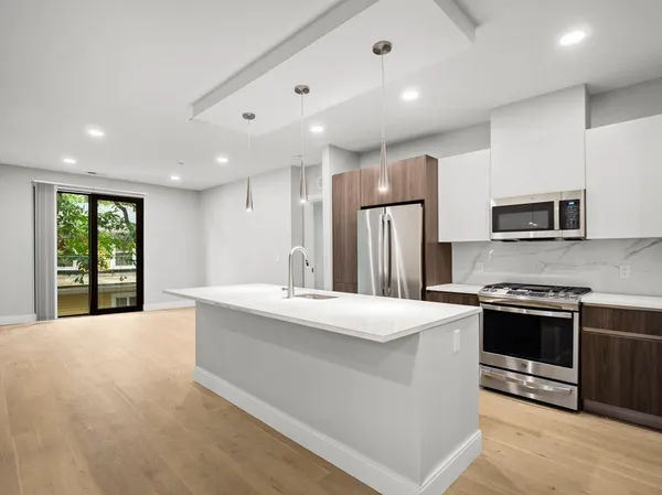 $4,100 | 9 Central Street, Unit 202, Somerville, MA 02143