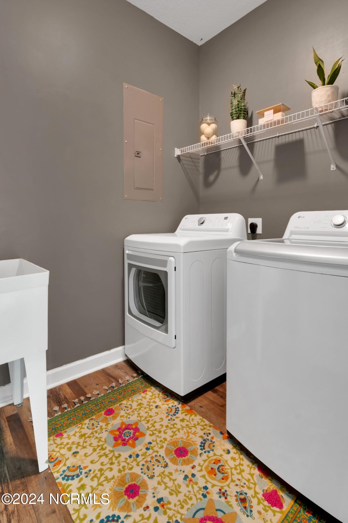 832 Queens Creek Road Hubert, NC 28539 - Photo 22 of 42 Laundry Room with Utility Sink