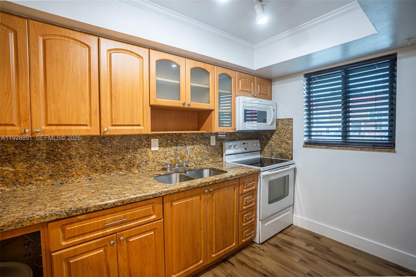 895 West 80th Place Hialeah, FL 33014 - Photo 4 of 15