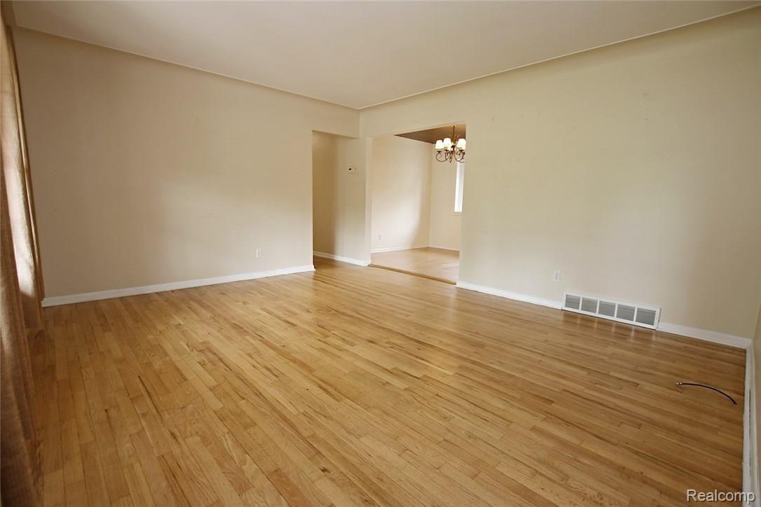 7228 Holcomb Road Clarkston, MI 48346 - Photo 5 of 52 5) Living Room.jpg