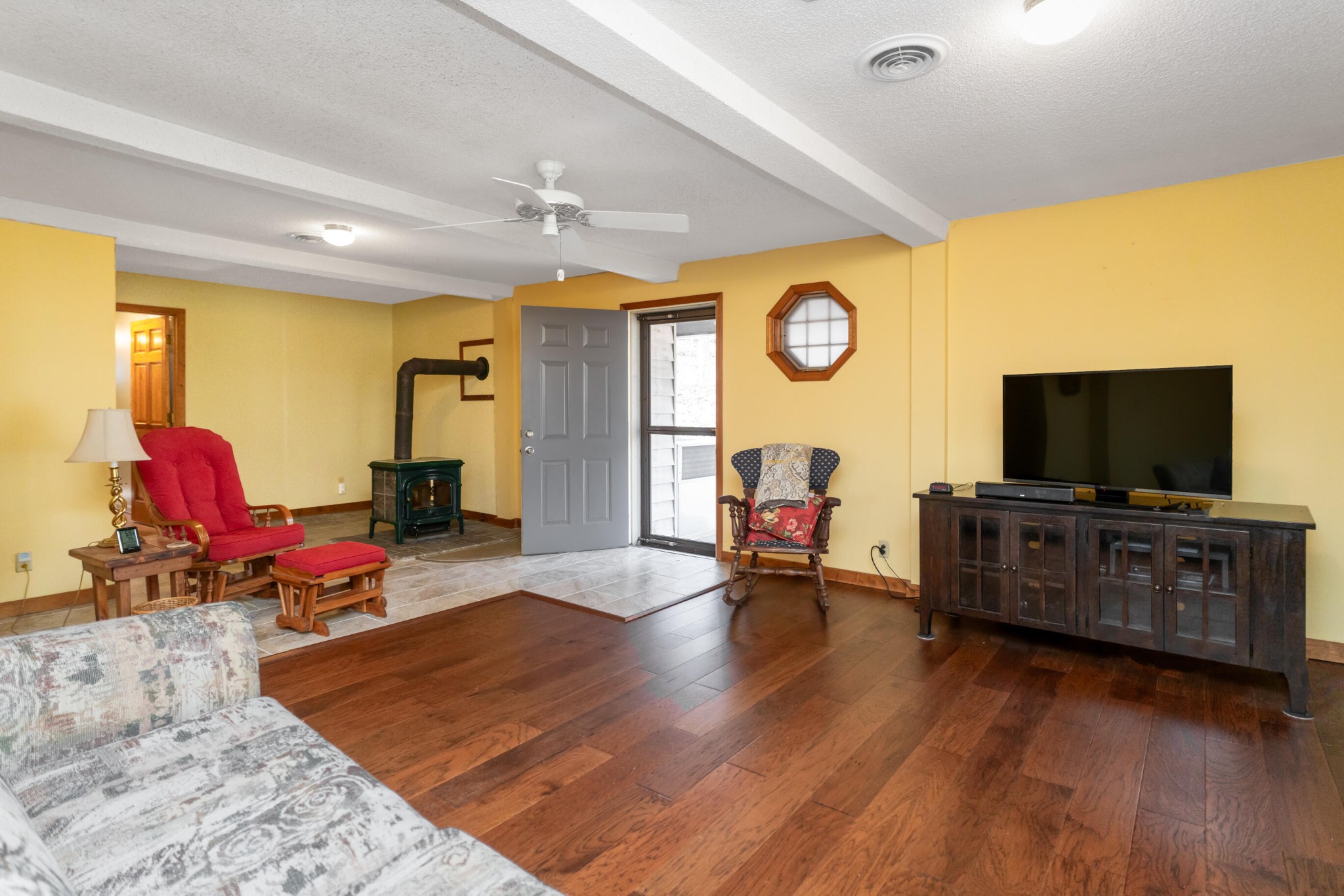 11405 Highway 58 Georgetown, TN 37336 - Photo 40 of 70 a living room with furniture and a flat screen tv