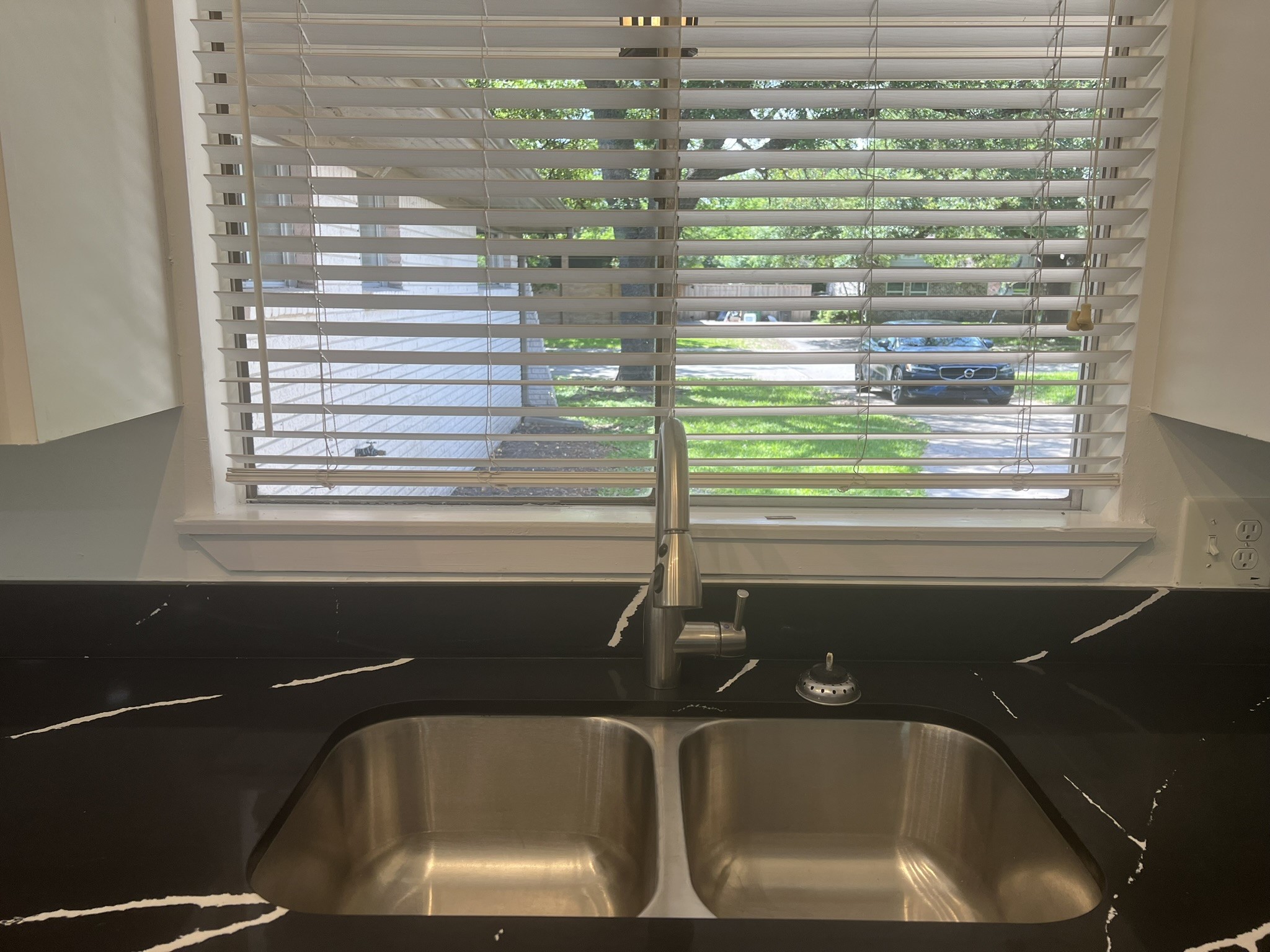 9007 Dunlap Street Houston, TX 77074 - Photo 7 of 22 Kitchen- double deep sinks