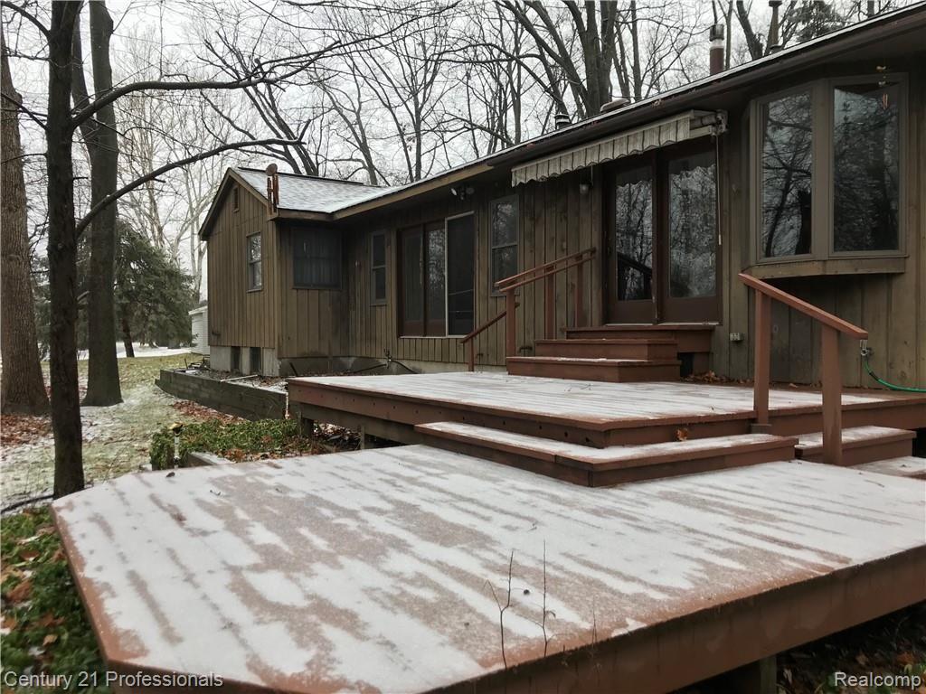 2557 John R Road Rochester, MI 48307 - Photo 3 of 15 JohnRdeck.jpg