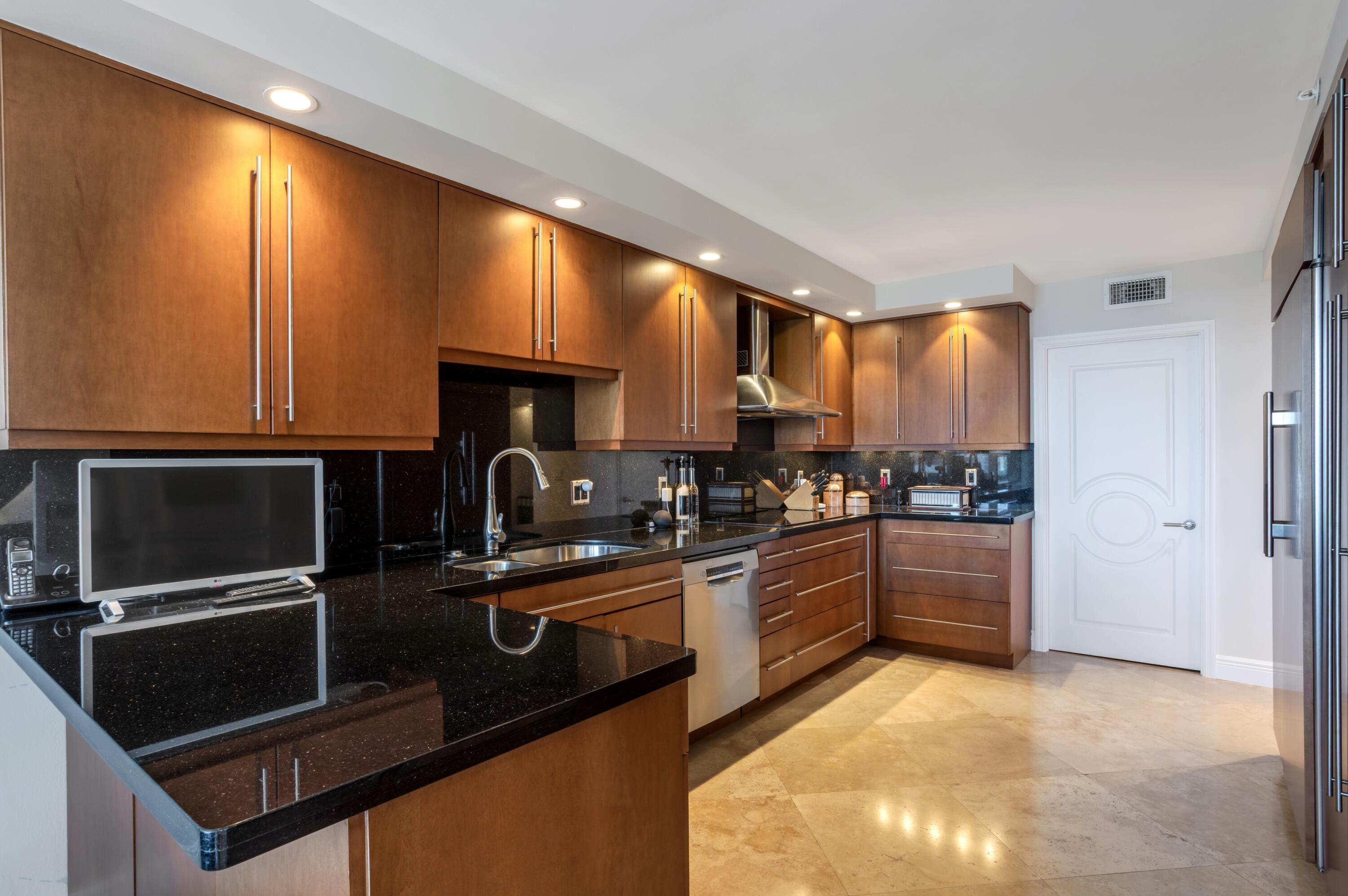 901 East Camino Real, Unit 7C Boca Raton, FL 33432 - Photo 18 of 41 KITCHEN