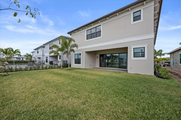 a view of an house with backyard and garden