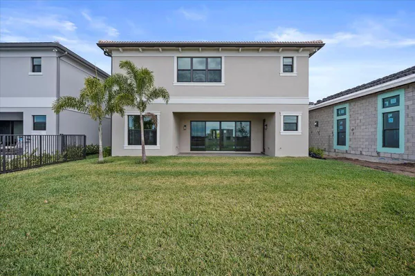 a view of a house with yard and garden