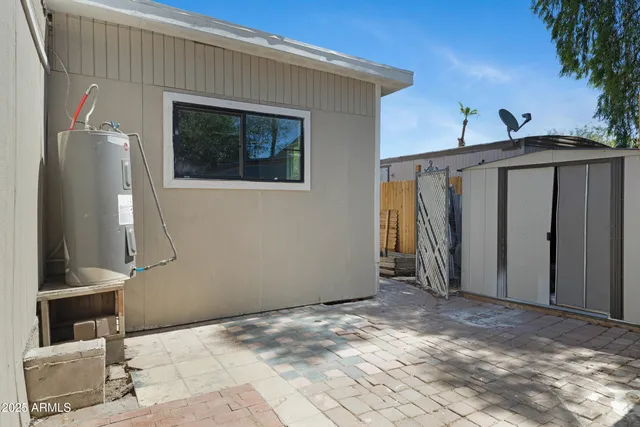 a view of a house with backyard