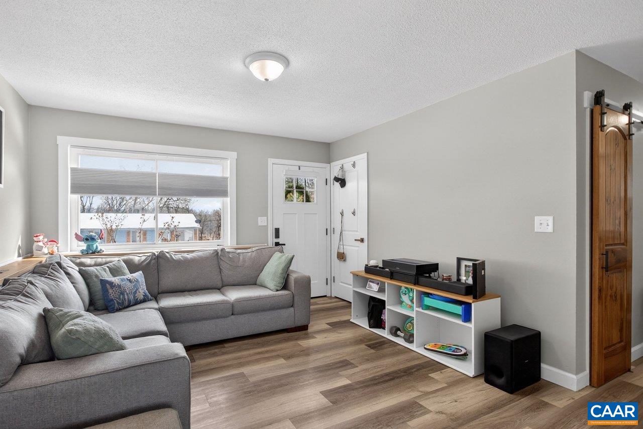 273 East Riverside Drive Timberville, VA 22853 - Photo 3 of 33