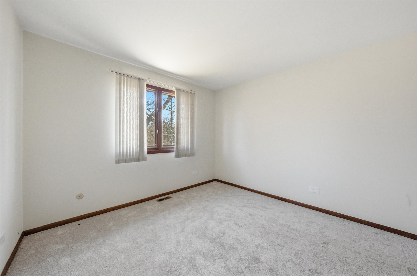831 Violet Lane Matteson, IL 60443 - Photo 13 of 21 an empty room with windows