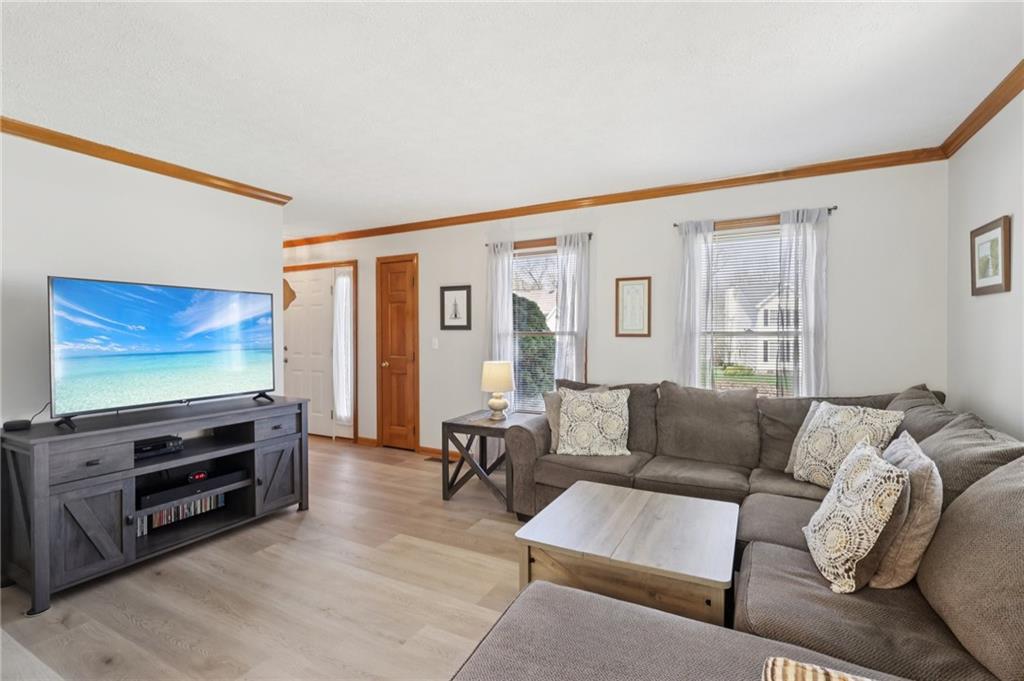 365 Cobblestone Circle McKees Rocks, PA 15136 - Photo 4 of 44