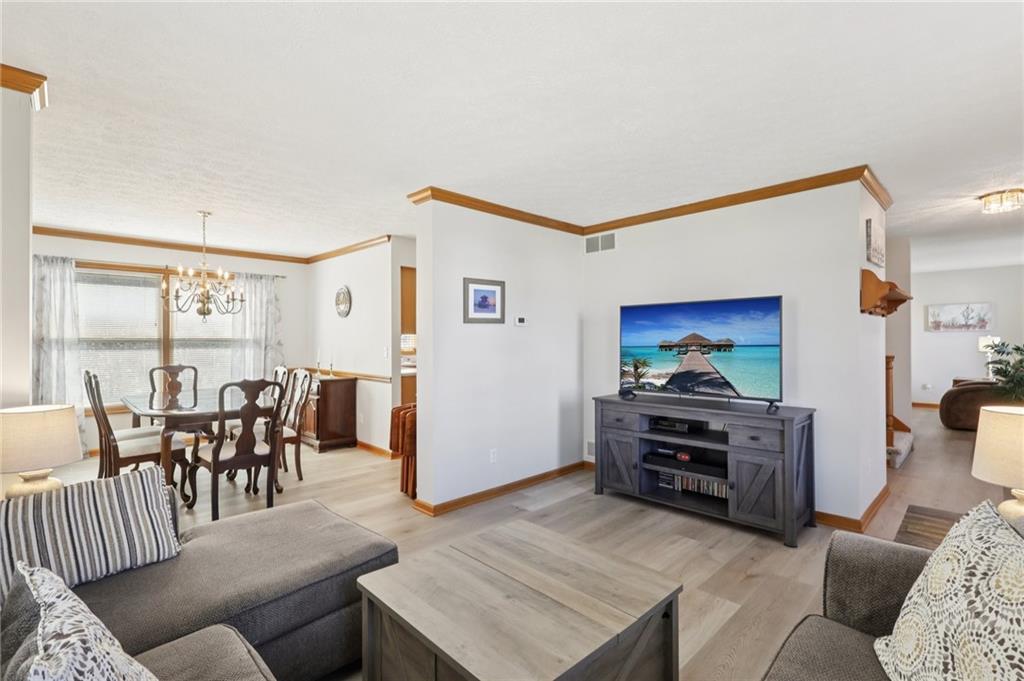 365 Cobblestone Circle McKees Rocks, PA 15136 - Photo 5 of 44