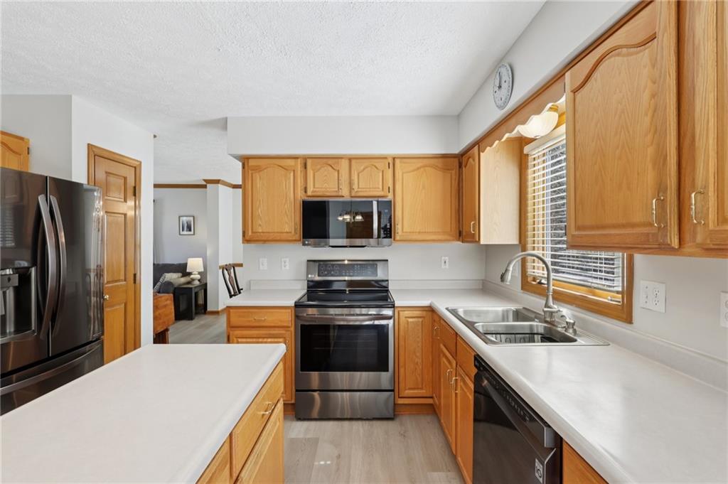 365 Cobblestone Circle McKees Rocks, PA 15136 - Photo 8 of 44