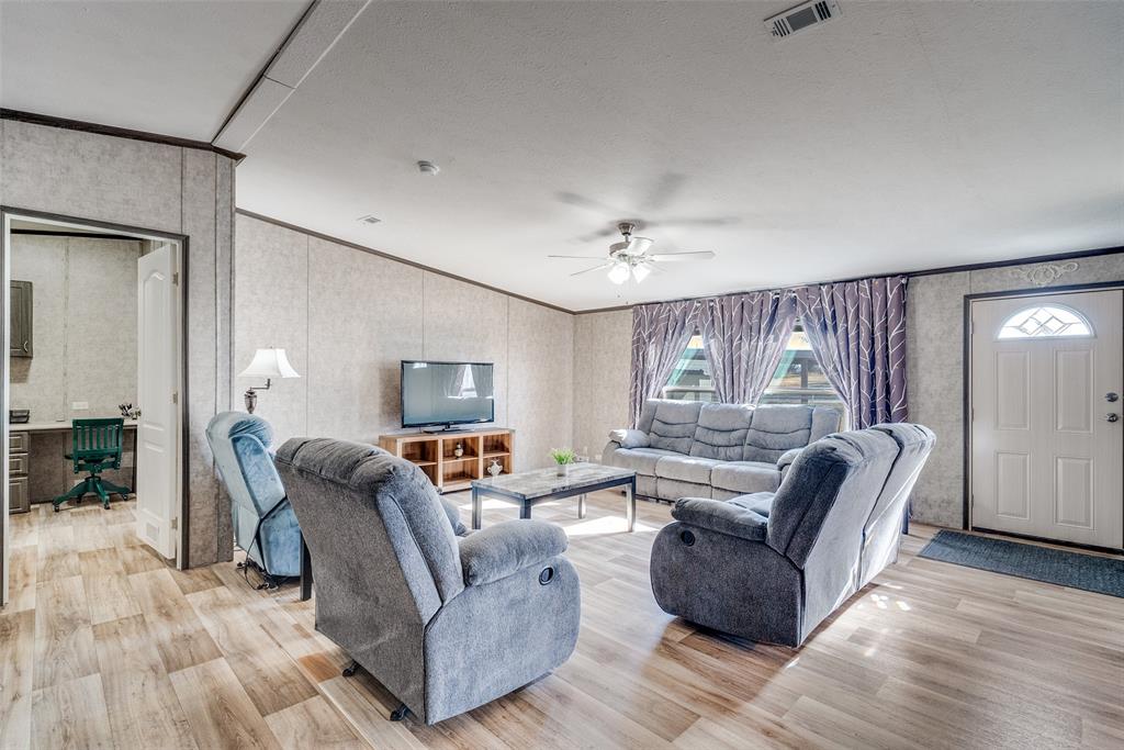 200 Farmhouse Road Springtown, TX 76082 - Photo 4 of 14