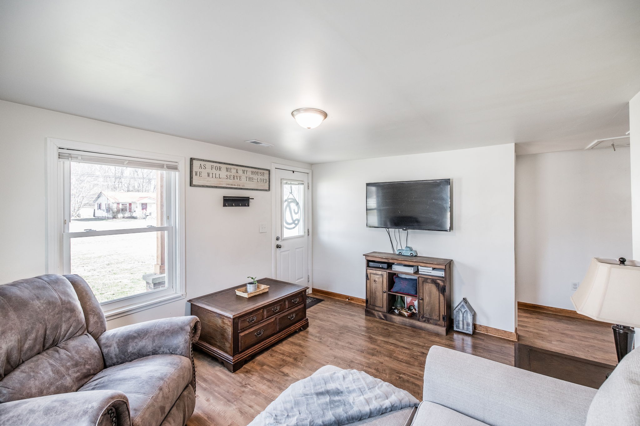 145 New Deal Potts Road Cottontown, TN 37048 - Photo 11 of 40 a living room with furniture and a flat screen tv