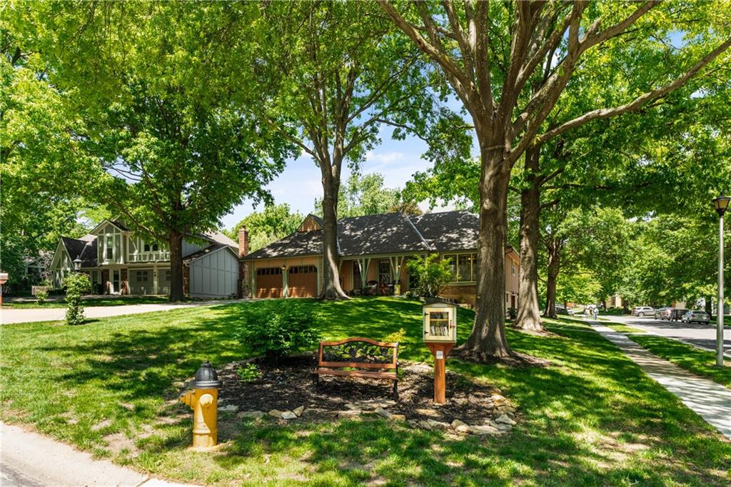 11524 Rosehill Road Overland Park, KS 66210 - Photo 3 of 32