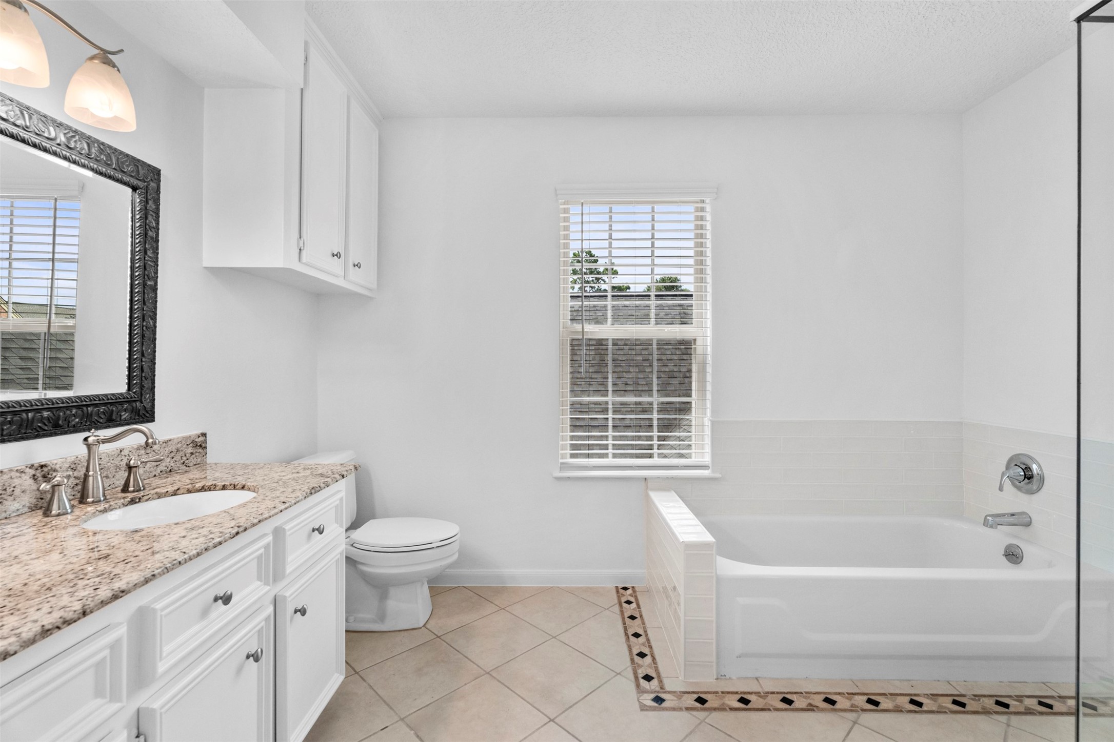 7635 Ameswood Road Houston, TX 77095 - Photo 25 of 39 Full bath upstairs with soaking tub and separate shower.