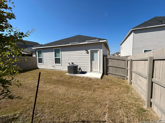 a view of a house with backyard