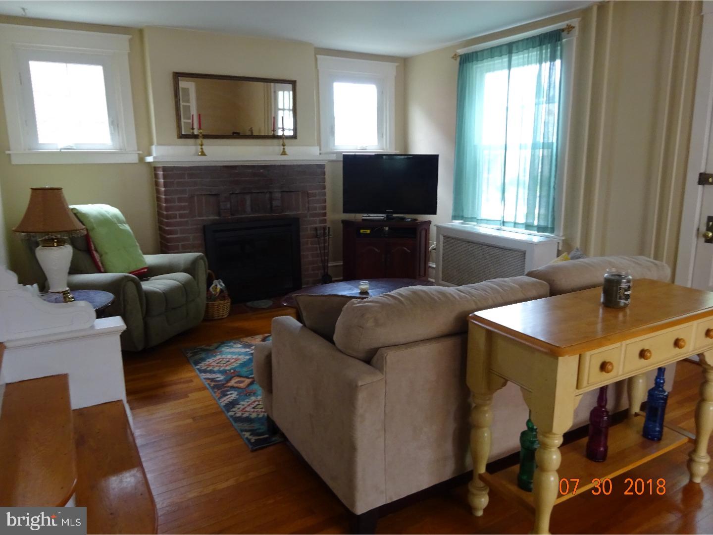 3313 Rhawn Street Philadelphia, PA 19136 - Photo 11 of 25 Living Room