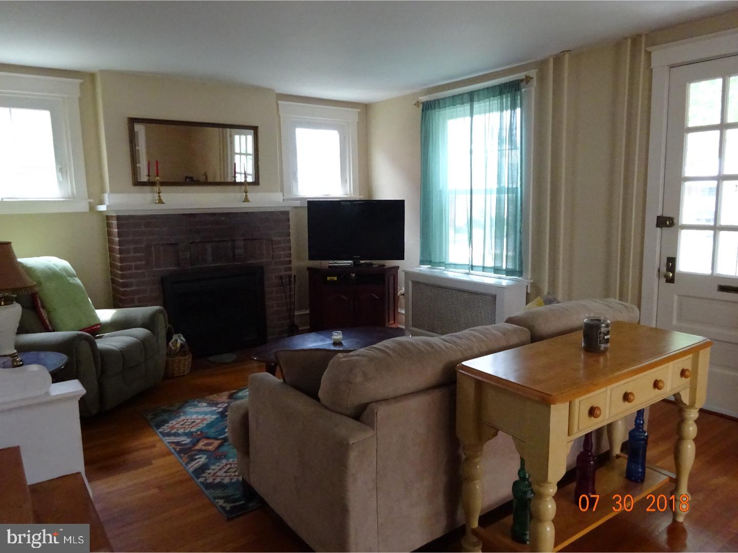 3313 Rhawn Street Philadelphia, PA 19136 - Photo 12 of 25 Living Room