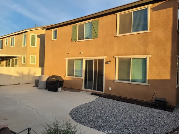 a view of a house with backyard and porch