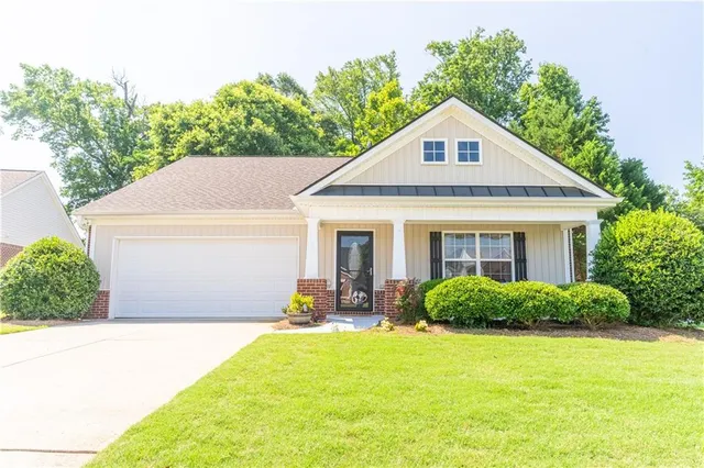 a view of a house with back yard and plants
