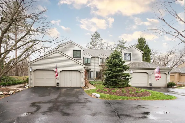 $319,900 | 981 Longmeadow Court, Unit 1030, Lake Barrington, IL 60010