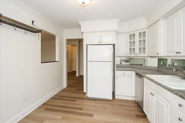 $319,900 | 981 Longmeadow Court, Unit 1030, Lake Barrington, IL 60010