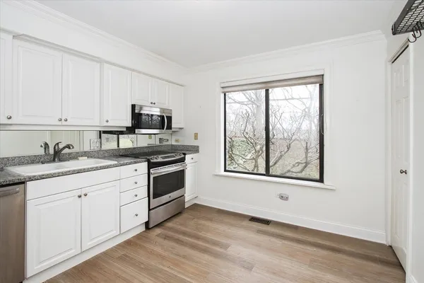 $319,900 | 981 Longmeadow Court, Unit 1030, Lake Barrington, IL 60010