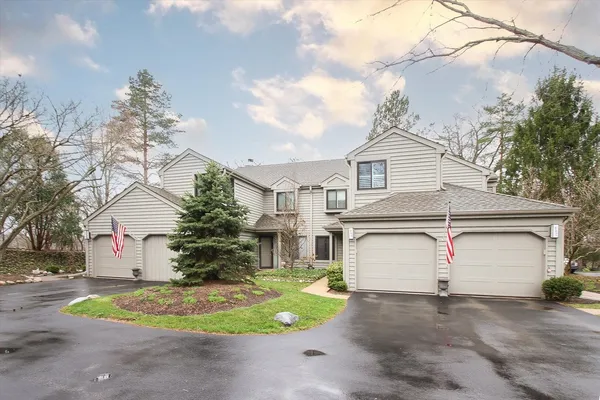 $319,900 | 981 Longmeadow Court, Unit 1030, Lake Barrington, IL 60010
