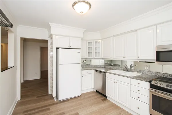 $319,900 | 981 Longmeadow Court, Unit 1030, Lake Barrington, IL 60010