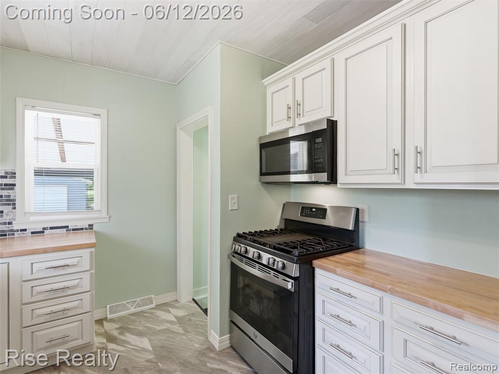 2449 North Genesee Road Burton, MI 48509 - Photo 7 of 40