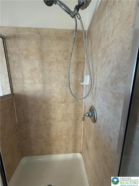 1805 Hemming Way Orefield, PA 18069 - Photo 18 of 24 a bathroom with a shower