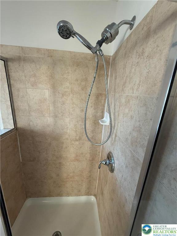 1805 Hemming Way Orefield, PA 18069 - Photo 20 of 24 a bathroom with a shower and a bathtub